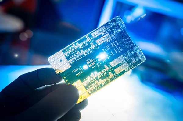 Fabrication de nouvelles cartes et systèmes électroniques